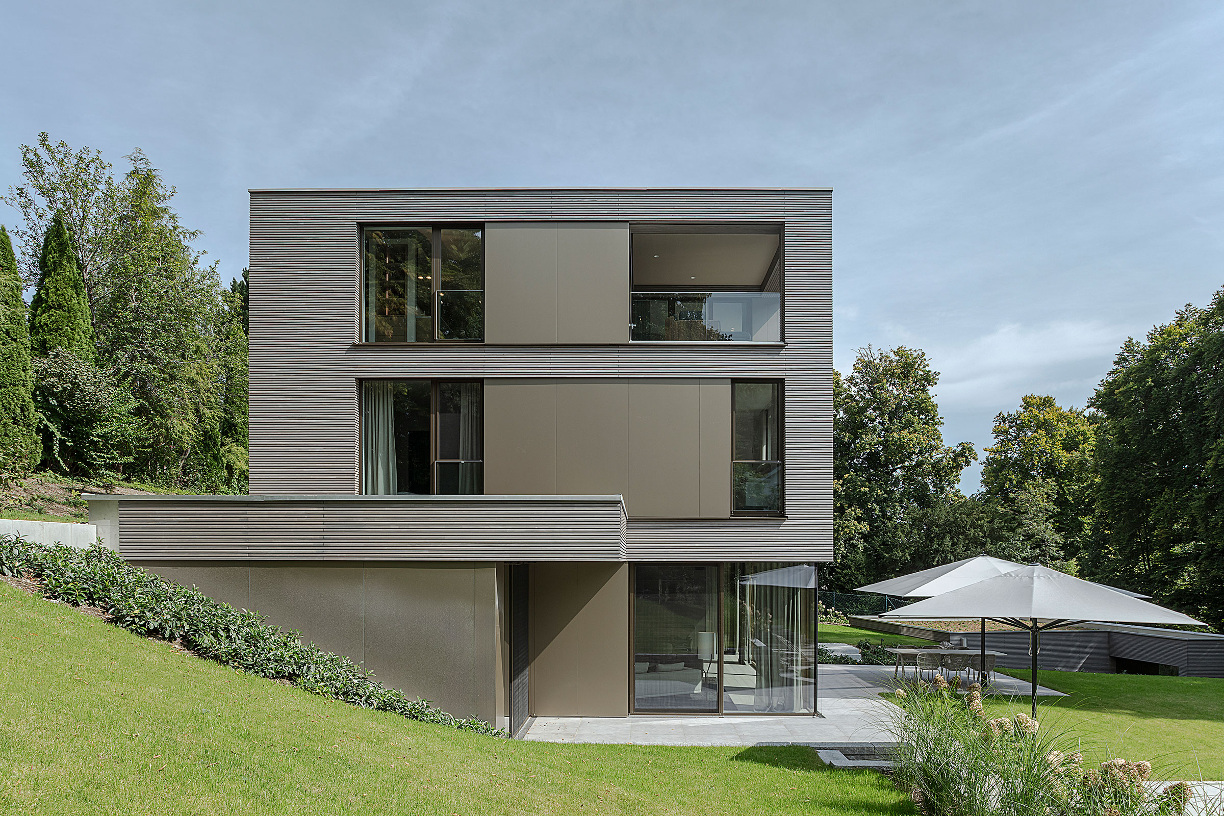 professionelles Architekturfoto, Aussenansicht einer modernen Villa mit Holzfassade. Fotografie Gabriel Buechelmeier