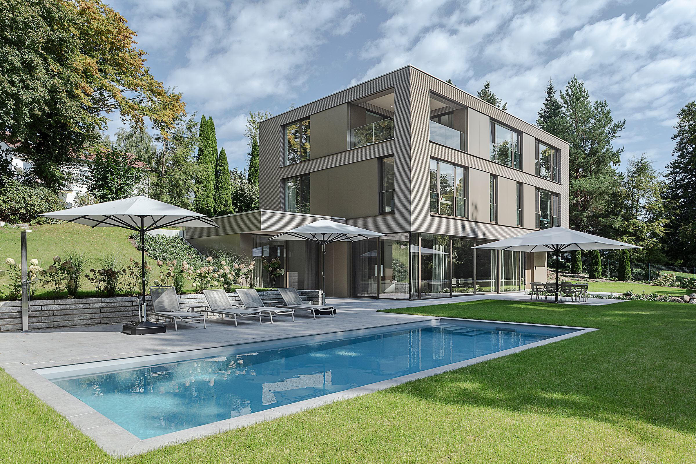 Architektur Fotograf, Aussenansicht moderne Villa mit Pool
