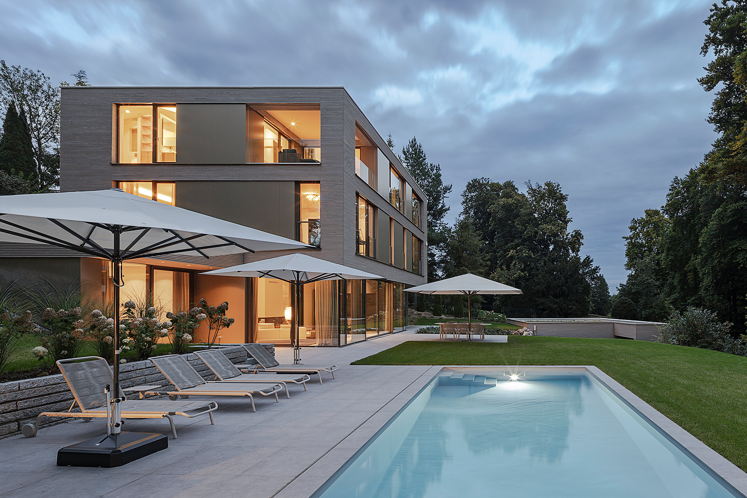 Abendaufnahme Architekturfotograf, Villa mit Pool