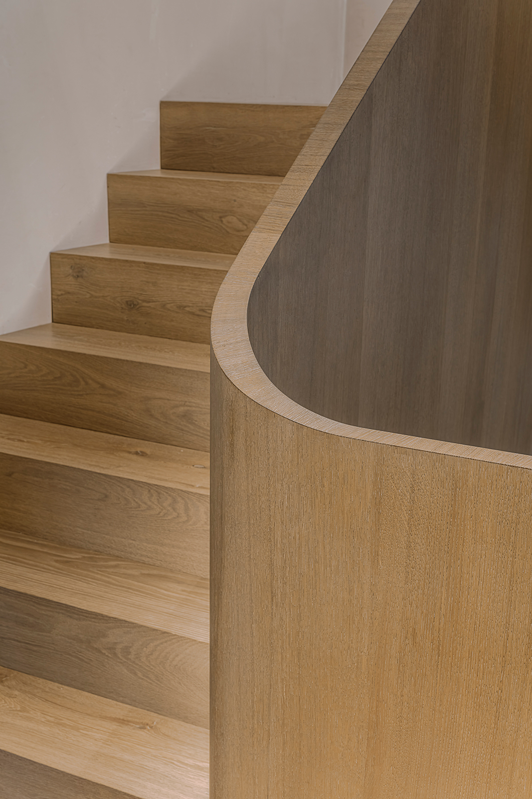 Fotograf München architektur, Detailfoto Treppe mit Holz