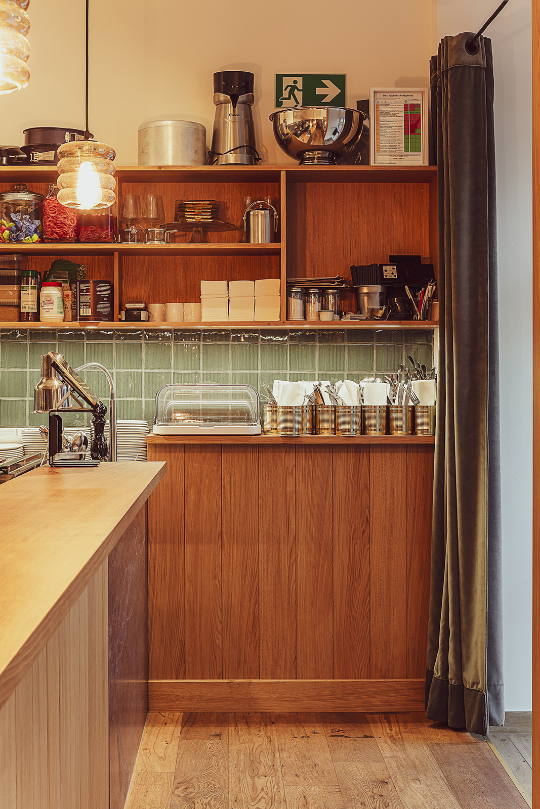 Interior Foto Cafe Carlotta in München, Innenausbau von Kupfer und Holz