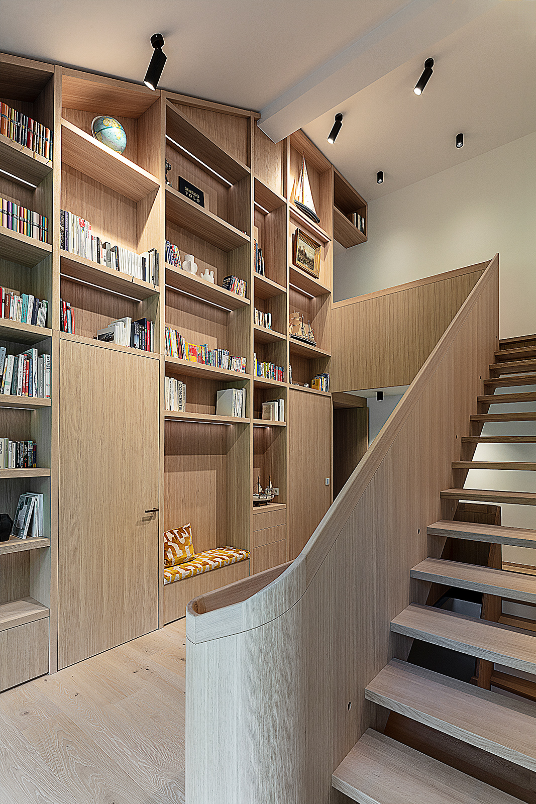 professioneller Interior Fotograf in München mit viel Erfahrung, Fotografie einer Treppe, Innenausbau mit Holz