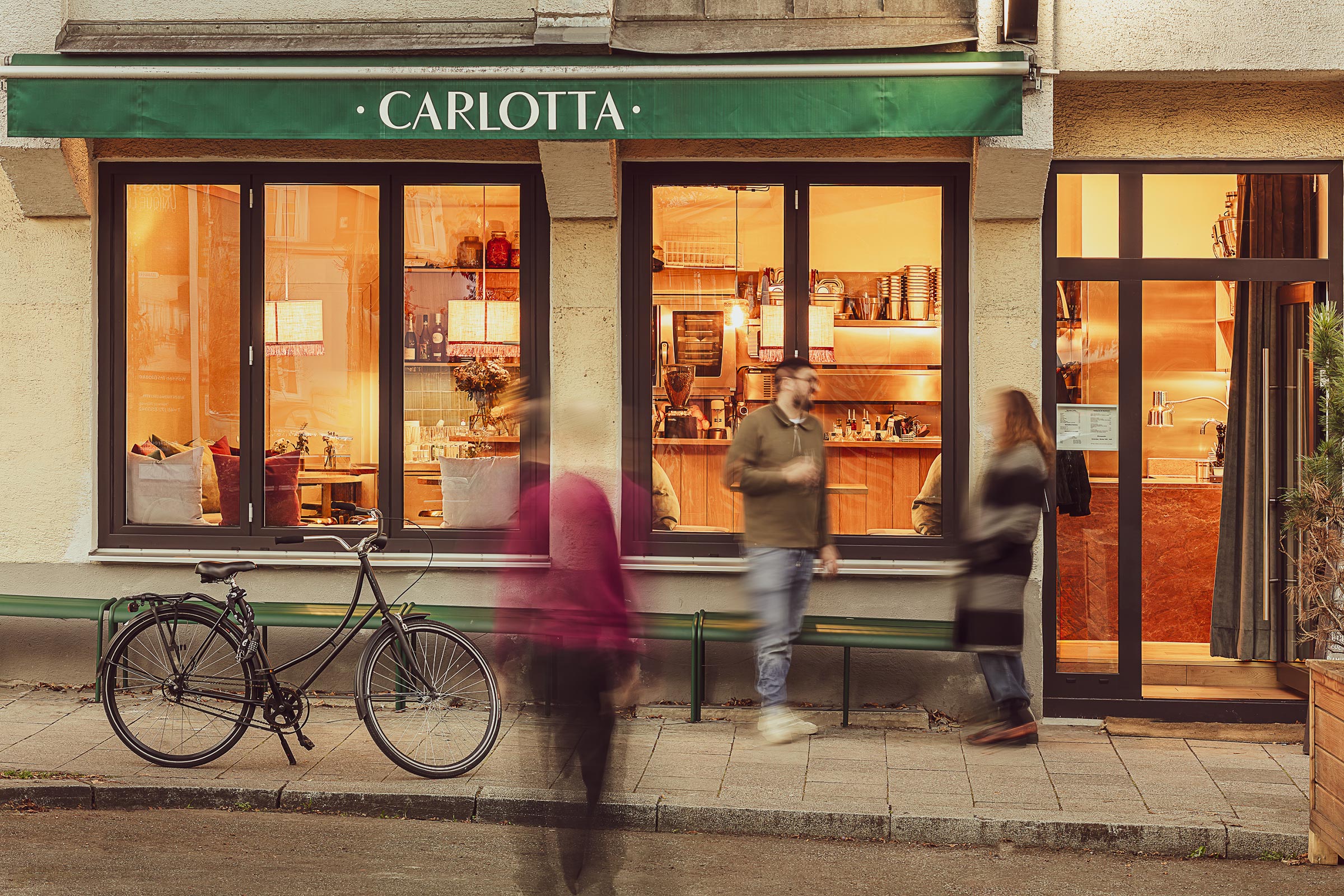 Café Carlotta am Abend, Foto Gabriel Büchelmeier